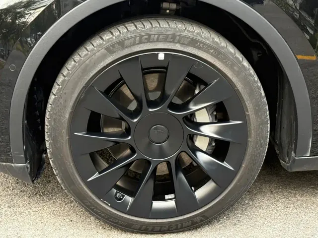 Tesla Model Y — Фото автомобиля 5