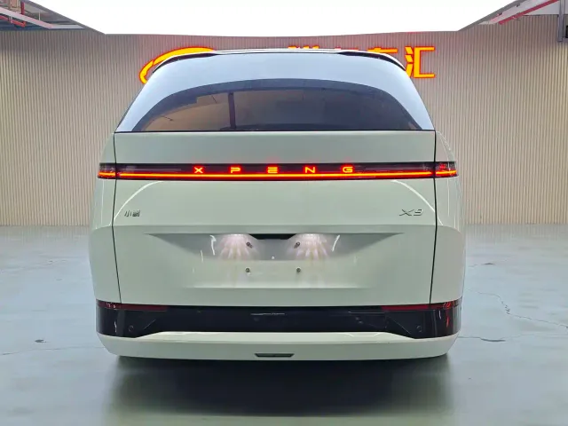 Xpeng X9 — Фото автомобиля 21