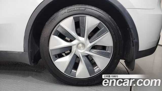 Tesla Model Y — Фото автомобиля 6