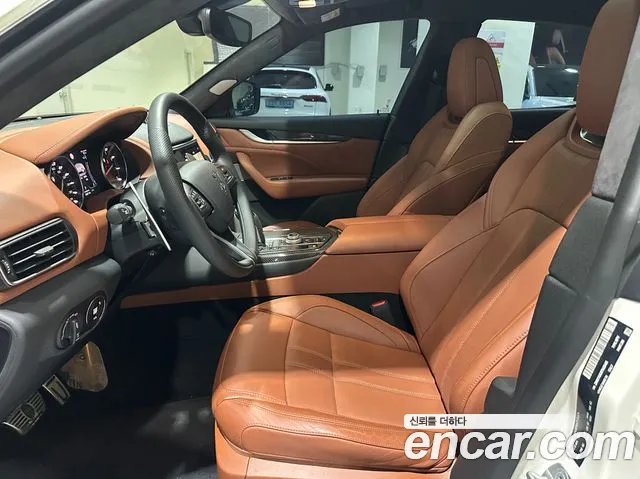 Maserati Levante — Фото автомобиля 11