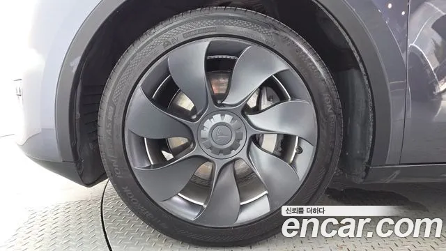Tesla Model Y — Фото автомобиля 5