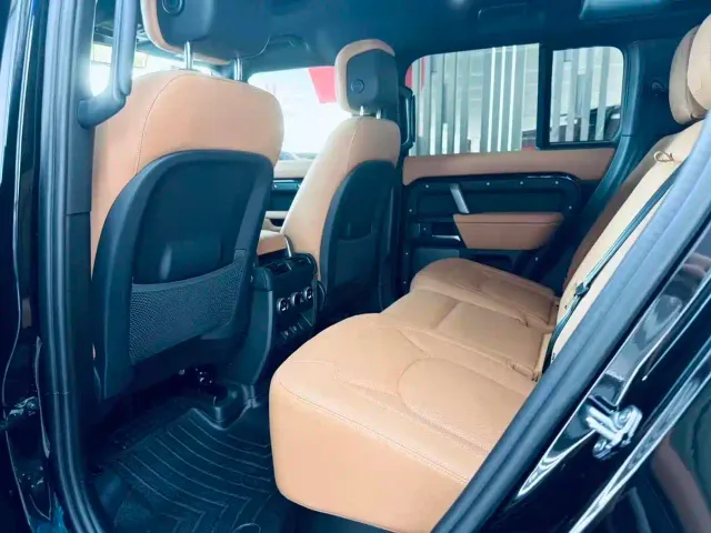 Land Rover Defender — Фото автомобиля 10