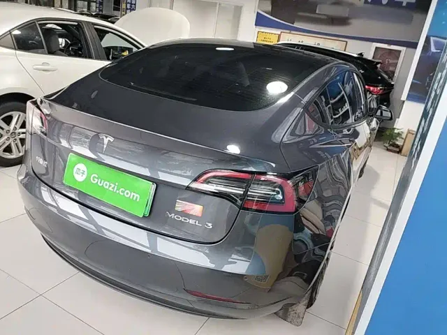 Tesla Model 3 — Фото автомобиля 4