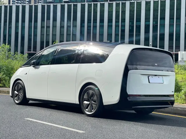 Li Auto MEGA — Фото автомобиля 4