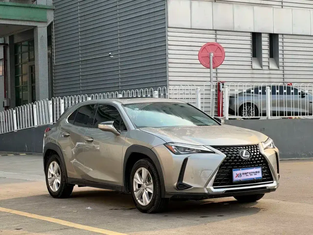Lexus UX — Фото автомобиля 3