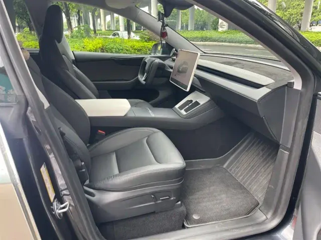 Tesla Model Y — Фото автомобиля 13