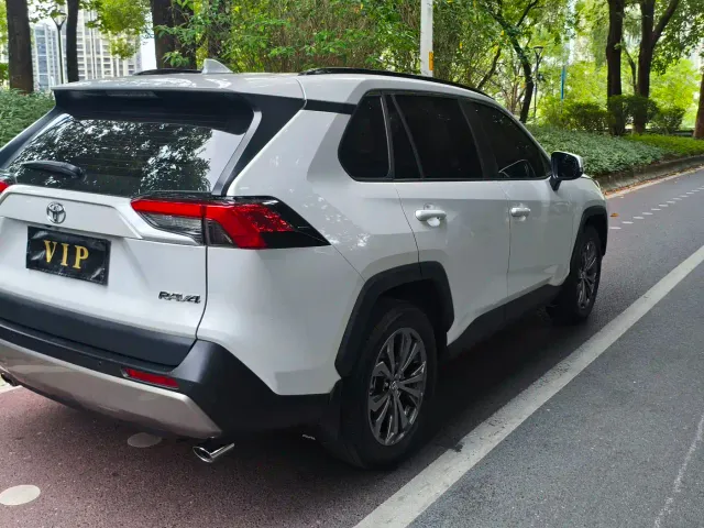 Toyota RAV4 — Фото автомобиля 5