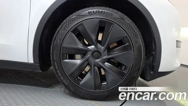 Tesla Model Y — Фото автомобиля 21