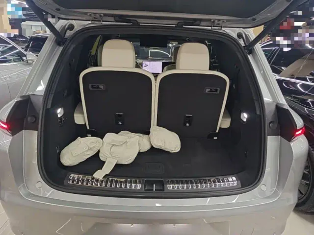 Li Auto L8 — Фото автомобиля 18