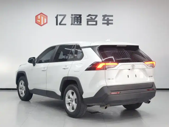 Toyota RAV4 — Фото автомобиля 17