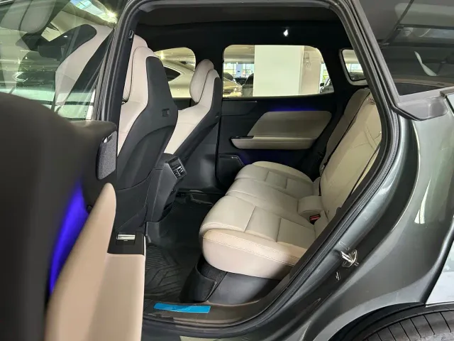 Volvo XC70 Plug-in Hybrid — Фото автомобиля 6