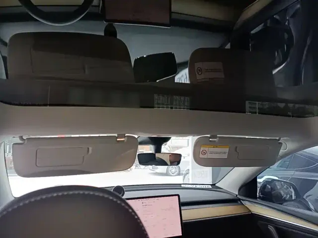 Tesla Model Y — Фото автомобиля 17