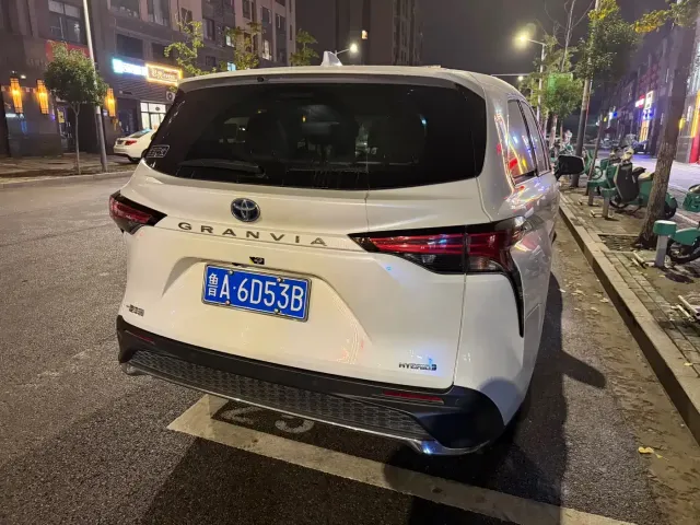 Toyota Granvia 2023 2.5L Hybrid Comfort Edition — Фото автомобиля 7