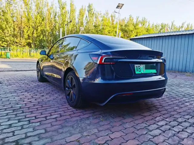 Tesla Model 3 — Фото автомобиля 16