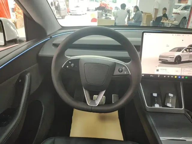 Tesla Model Y — Фото автомобиля 10