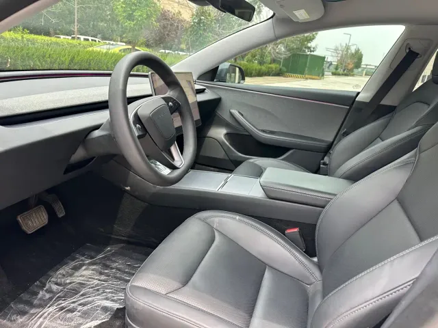 Tesla Model 3 — Фото автомобиля 9