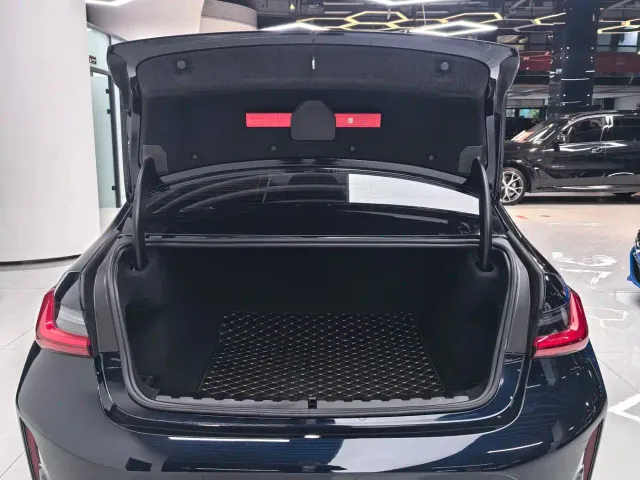 BMW 3 Series — Фото автомобиля 13