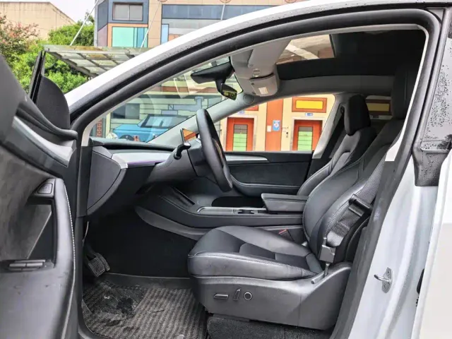 Tesla Model Y — Фото автомобиля 5