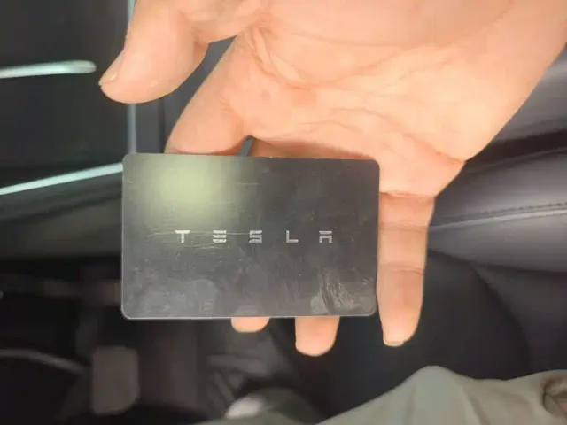 Tesla Model Y L — Фото автомобиля 8