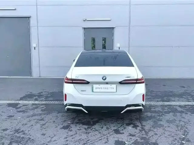BMW i5 — Фото автомобиля 3