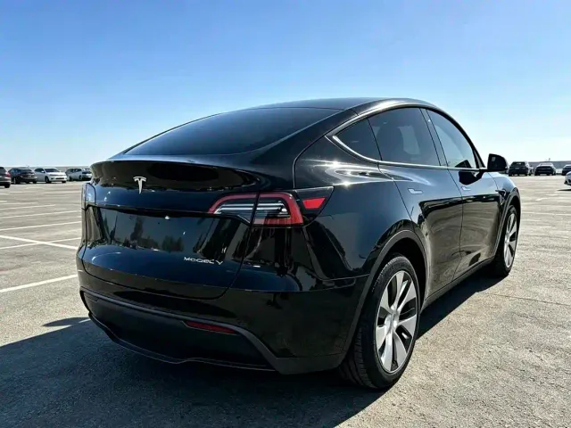 Tesla Model Y — Фото автомобиля 3