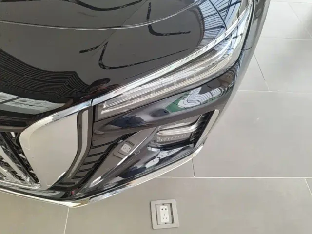 Hongqi Hongqi H5 2025 2.0T Automatic Flag Celebration 500,000 Units Anniversary Edition — Фото автомобиля 23