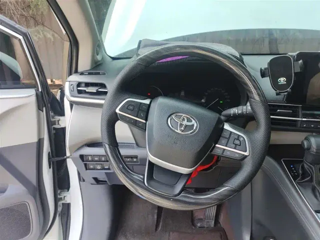 Toyota Sienna — Фото автомобиля 2