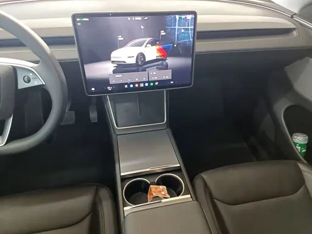 Tesla Model Y — Фото автомобиля 12