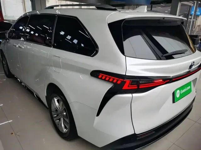 Toyota Sienna — Фото автомобиля 4