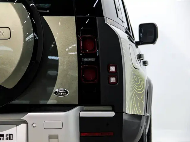 Land Rover Defender — Фото автомобиля 11