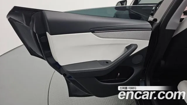 Tesla Model Y — Фото автомобиля 14