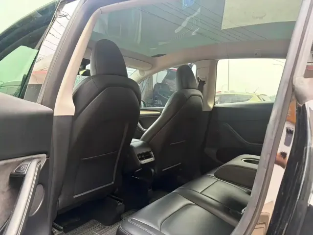 Tesla Model Y — Фото автомобиля 6