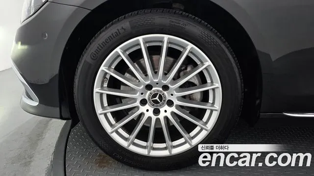 Mercedes-Benz E-Class — Фото автомобиля 5