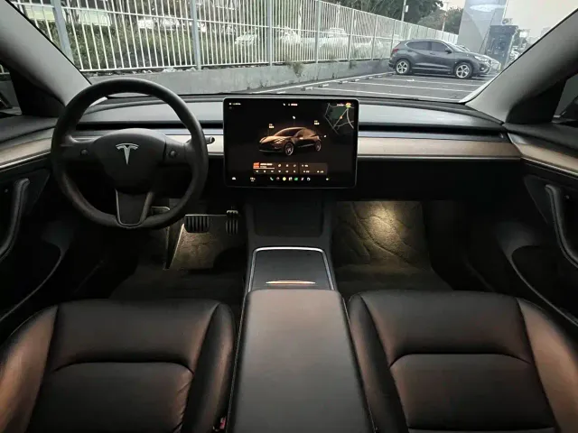 Tesla Model 3 — Фото автомобиля 11