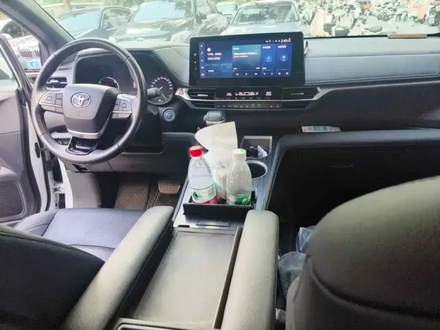 Toyota Sienna — Фото автомобиля 12