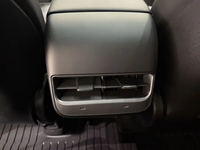 Tesla Model Y — Фото автомобиля 8