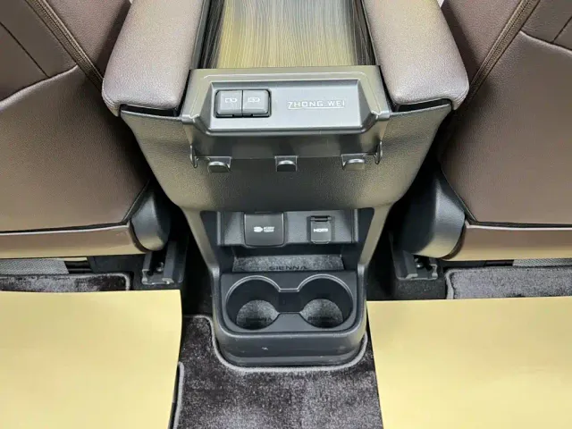 Toyota Sienna — Фото автомобиля 29