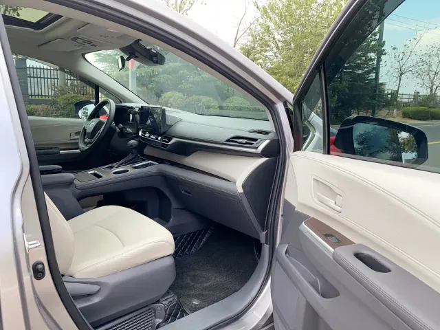 Toyota Sienna — Фото автомобиля 26