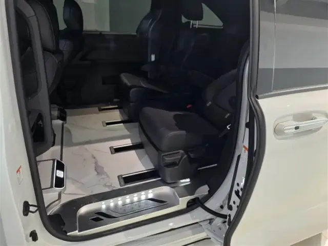 Toyota Granvia 2026 Model 2.5L Hybrid Comfort Edition — Фото автомобиля 4