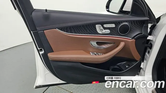 Mercedes-Benz E-Class — Фото автомобиля 21