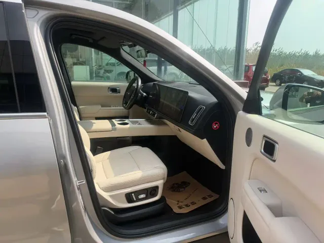 Li Auto L9 — Фото автомобиля 7