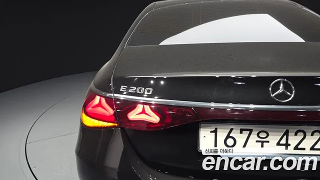 Mercedes-Benz E-Class — Фото автомобиля 20