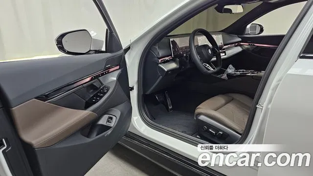 BMW 5 Series G60 — Фото автомобиля 10