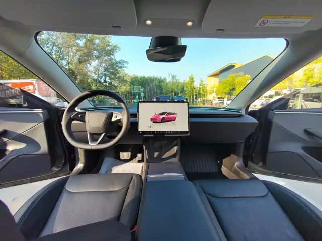 Tesla Model 3 — Фото автомобиля 16