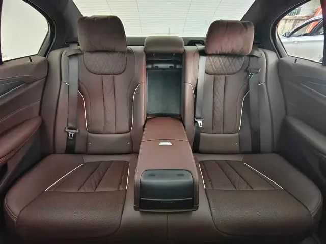 BMW 5 Series — Фото автомобиля 11