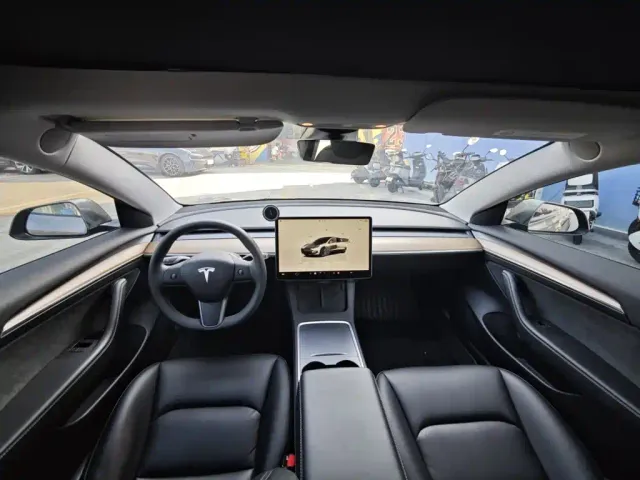 Tesla Model 3 — Фото автомобиля 8