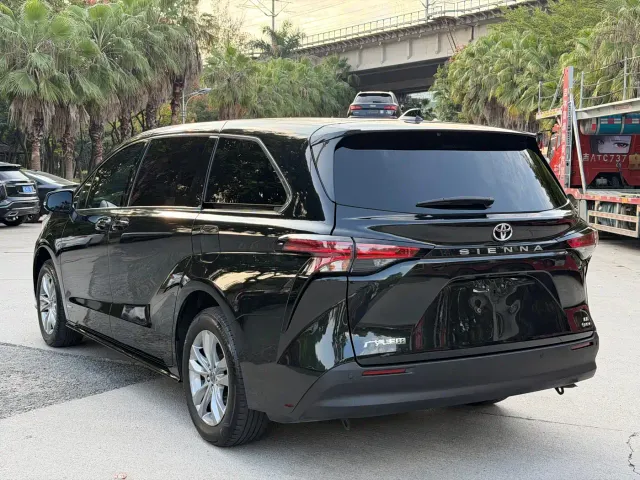 Toyota Sienna — Фото автомобиля 9