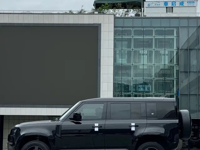 Land Rover Defender — Фото автомобиля 5