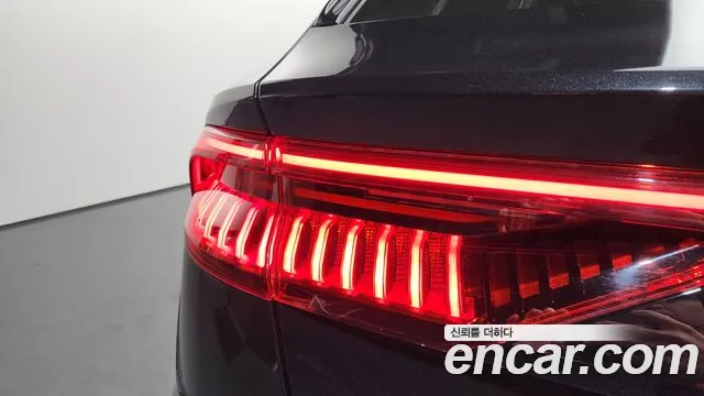 Audi Q8 55 TFSI quattro Premium — Фото автомобиля 19