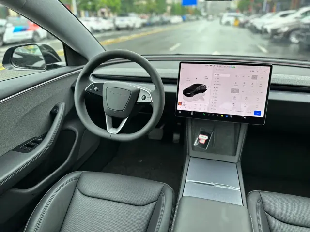 Tesla Model 3 — Фото автомобиля 8